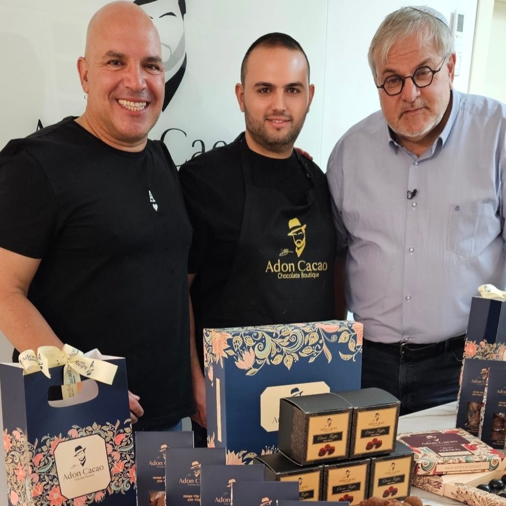 מאור ביטון - הבעלים של אדון קקאו (באמצע)